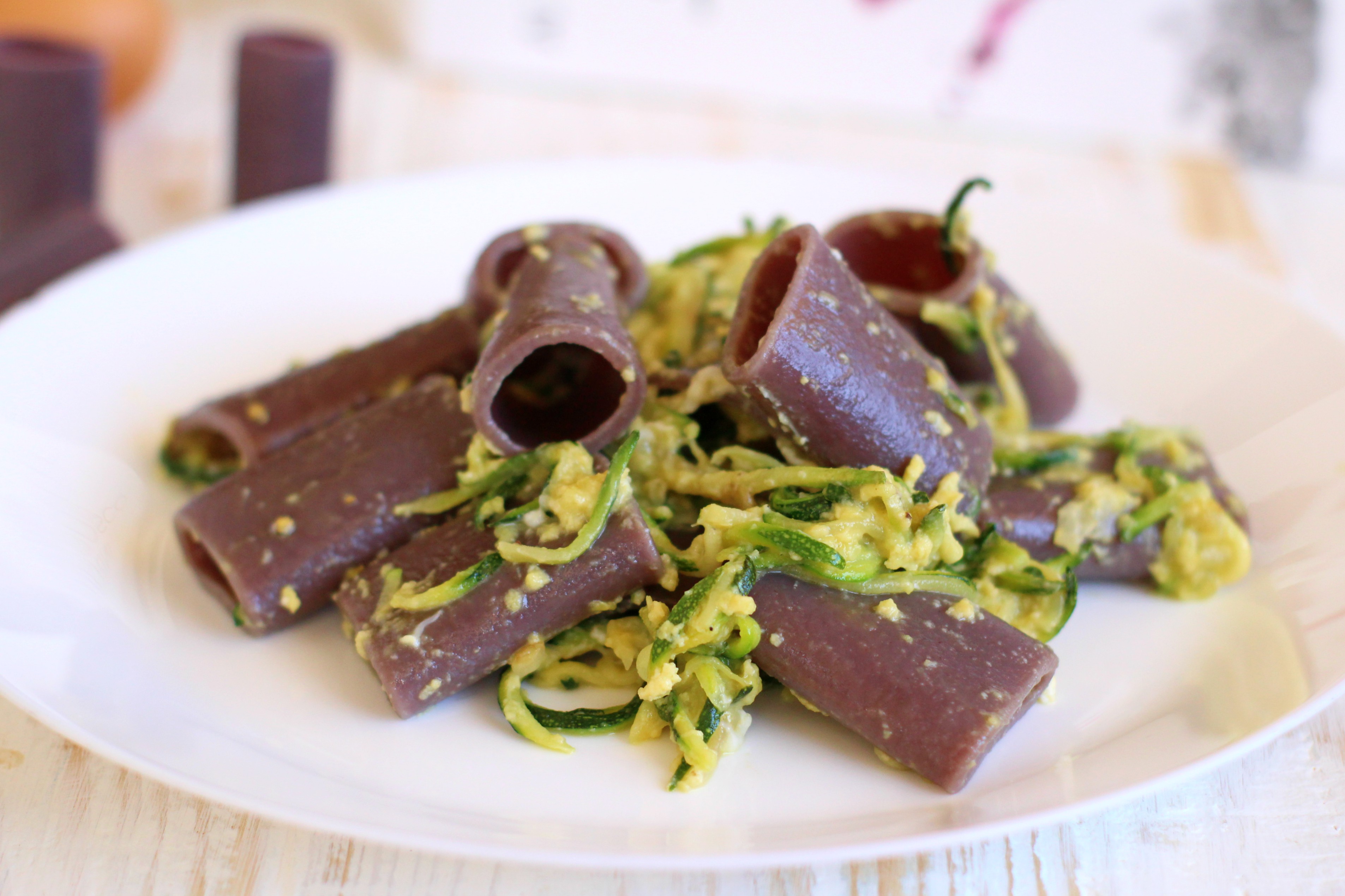 Carbonara di zucchine con paccheri ai frutti di bosco