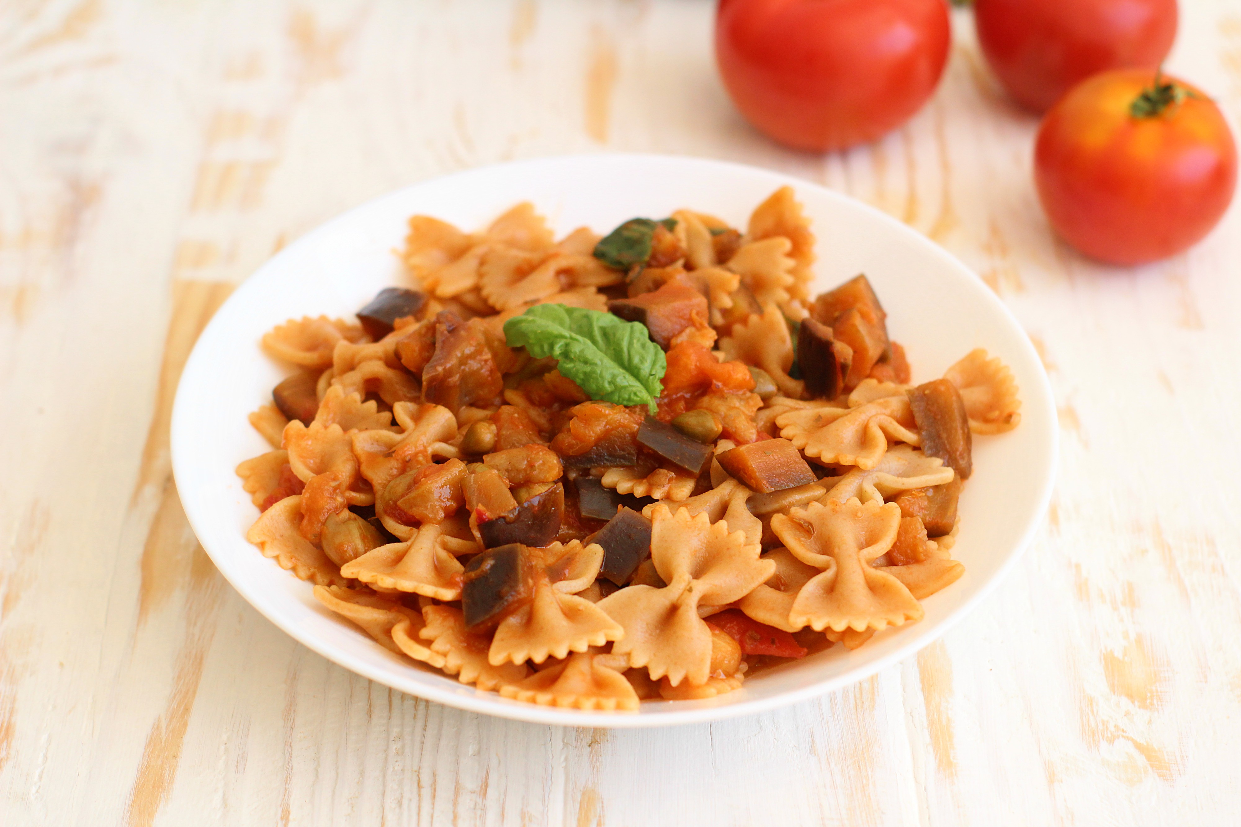 Farfalle con sugo di melanzane