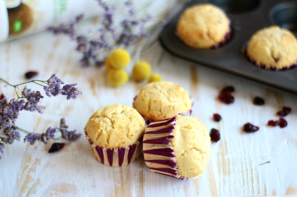 Muffin cocco e mirtilli essiccati